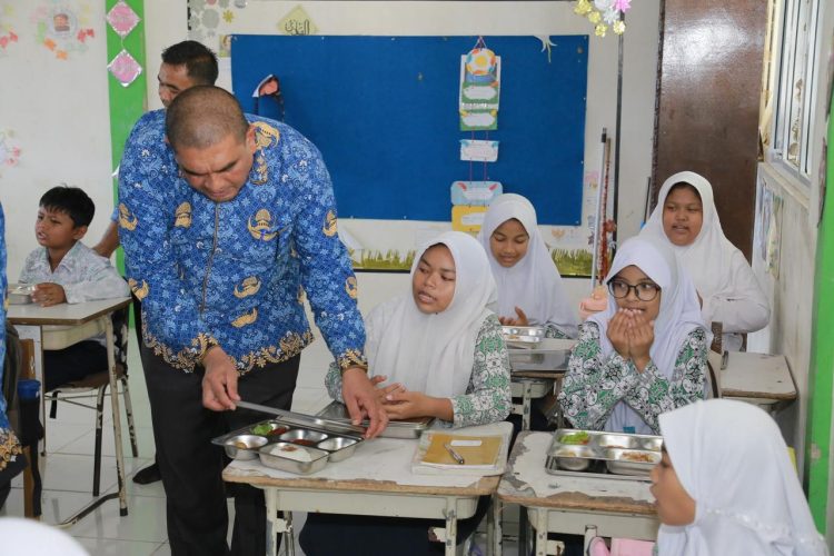 Kakankemenag Aceh Besar Tinjau Program Makan Bergizi Gratis di MIN 35 Sibreh