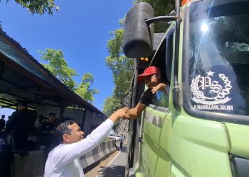 Momen Akrab Wagub Aceh Fadhlullah Hentikan Sopir Truk Pelat Luar di Geurutee