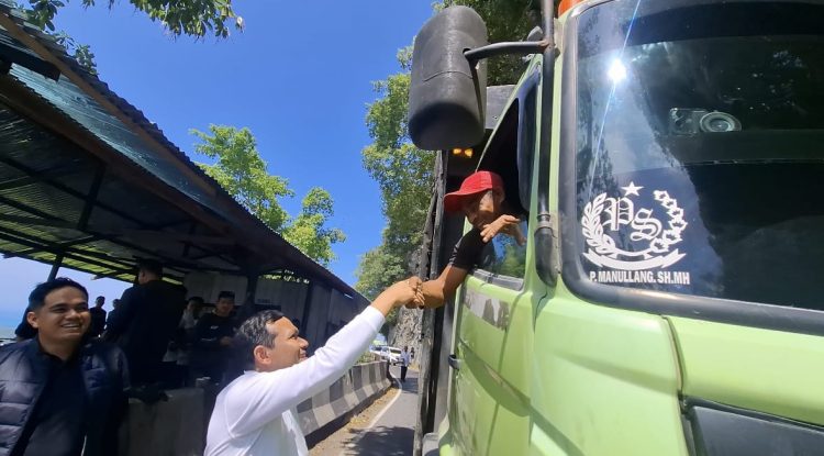 Momen Akrab Wagub Aceh Fadhlullah Hentikan Sopir Truk Pelat Luar di Geurutee