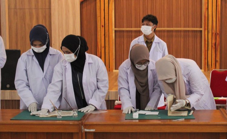 Mahasiswa UIN Ar-Raniry Belajar Restorasi Naskah Kuno di Museum Aceh