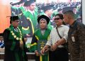 Kisah Inspiratif di Wisuda UIN Ar-Raniry, Doa Orang Tua Tunanetra Antar Armaya Raih Gelar Sarjana