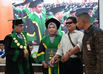 Kisah Inspiratif di Wisuda UIN Ar-Raniry, Doa Orang Tua Tunanetra Antar Armaya Raih Gelar Sarjana