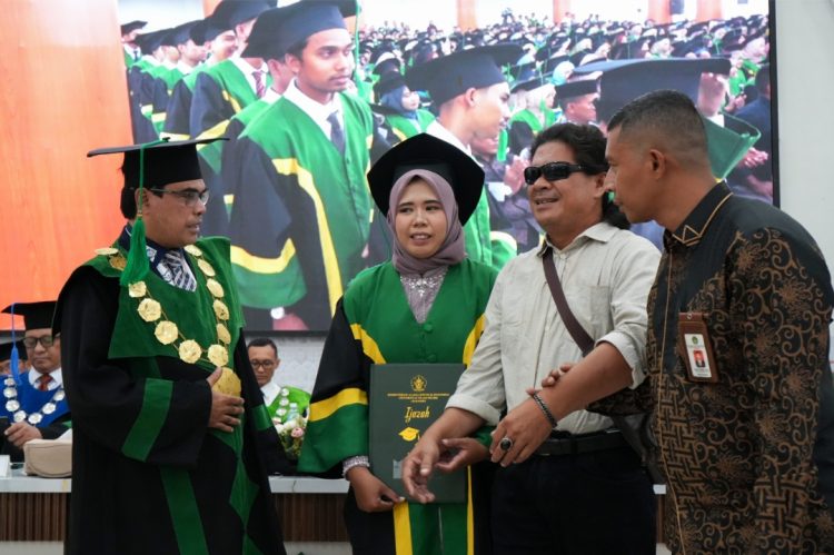 Kisah Inspiratif di Wisuda UIN Ar-Raniry, Doa Orang Tua Tunanetra Antar Armaya Raih Gelar Sarjana