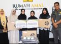Rumah Amal USK Salurkan Laptop dan Bantuan Tunai untuk Mahasiswi Korban Kebakaran Asrama