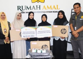 Rumah Amal USK Salurkan Laptop dan Bantuan Tunai untuk Mahasiswi Korban Kebakaran Asrama