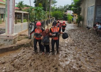 100 Warga Terjebak Banjir di Sekolah IT Pante Geulima Berhasil Dievakuasi Tim SAR Gabungan