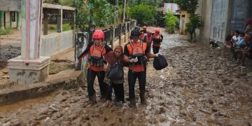 100 Warga Terjebak Banjir di Sekolah IT Pante Geulima Berhasil Dievakuasi Tim SAR Gabungan
