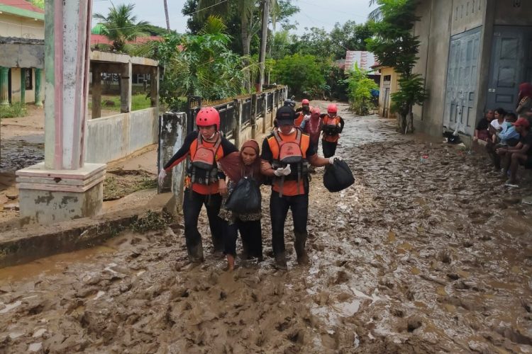 100 Warga Terjebak Banjir di Sekolah IT Pante Geulima Berhasil Dievakuasi Tim SAR Gabungan