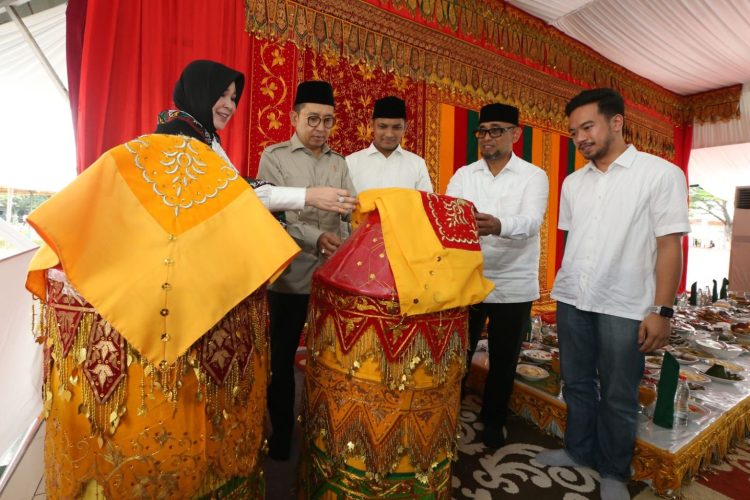 Fadli Zon Hadiri Maulid Raya Banda Aceh, Illiza Suguhkan Idang Meulapeh dan Kuah Beulangong
