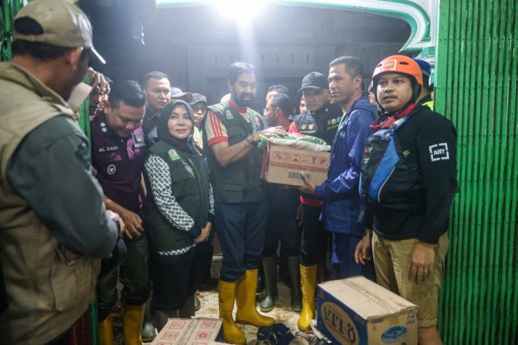 Gubernur Aceh Mualem Terjun ke Lokasi Banjir Pidie