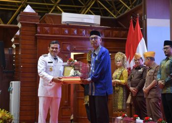 Hari Pahlawan 2025 Pemerintah Aceh Serahkan Bungong Jaroe kepada Ahli Waris Teuku Umar, Cut Nyak Dhien, dan Pahlawan Lainnya