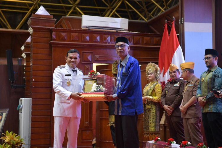 Hari Pahlawan 2025 Pemerintah Aceh Serahkan Bungong Jaroe kepada Ahli Waris Teuku Umar, Cut Nyak Dhien, dan Pahlawan Lainnya