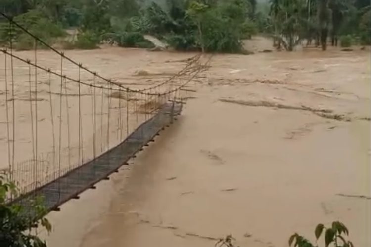 Darurat Banjir Aceh: Jembatan Putus, 60 Warga Samar Kilang Terjebak di Kebun