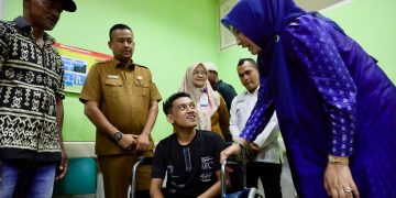 Ketua PKK Semangati Remaja Pulo Aceh yang Lumpuh Layu: Insya Allah Sembuh, Nak