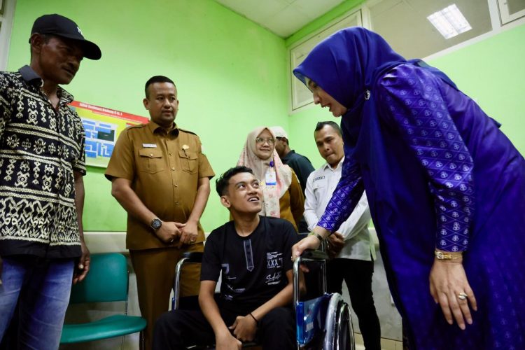 Ketua PKK Semangati Remaja Pulo Aceh yang Lumpuh Layu: Insya Allah Sembuh, Nak