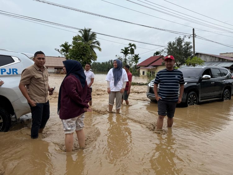 Ketua TP PKK Aceh dan Rombongan Terjebak Banjir Dua Hari di SPBU Simpang Seunuddon