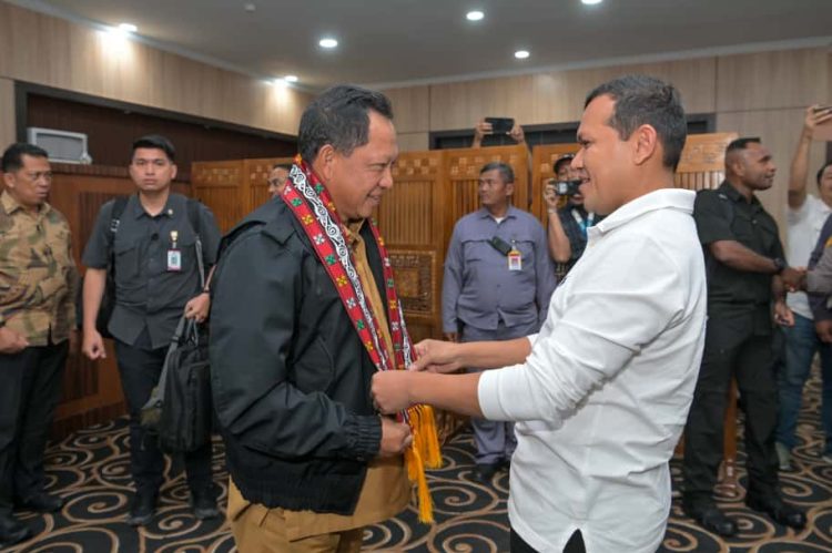 Mendagri Tito Karnavian Tiba di Aceh, Disambut Wagub Fadhlullah untuk Terima Anugerah Adat Wali Nanggroe