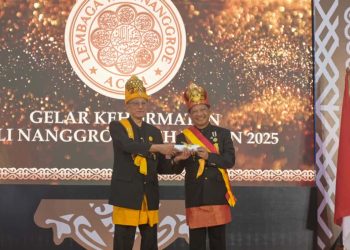 Tito Karnavian Resmi Sandang Gelar Adat Petua Panglima Hukom Nanggroe dari Wali Nanggroe Aceh