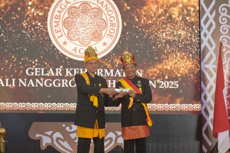 Tito Karnavian Resmi Sandang Gelar Adat Petua Panglima Hukom Nanggroe dari Wali Nanggroe Aceh