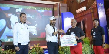 Mualem Menangis Kenang Abu Razak saat Penyerahan Bonus Atlet Aceh Peraih Medali PON dan Peparnas