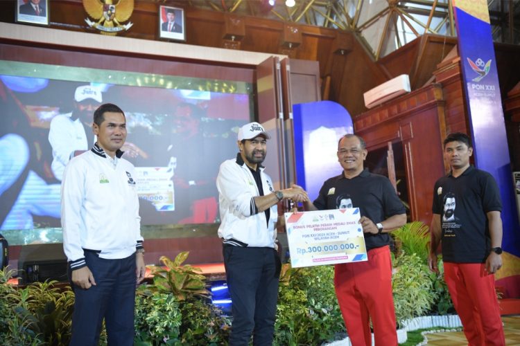 Mualem Menangis Kenang Abu Razak saat Penyerahan Bonus Atlet Aceh Peraih Medali PON dan Peparnas