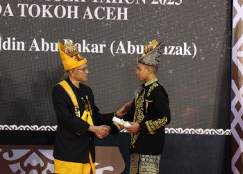 Wali Nanggroe Anugerahkan Gelar Perkasa Alam kepada Almarhum Abu Razak