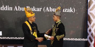 Wali Nanggroe Anugerahkan Gelar Perkasa Alam kepada Almarhum Abu Razak