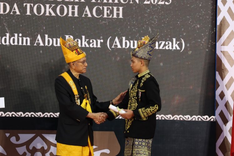 Wali Nanggroe Anugerahkan Gelar Perkasa Alam kepada Almarhum Abu Razak