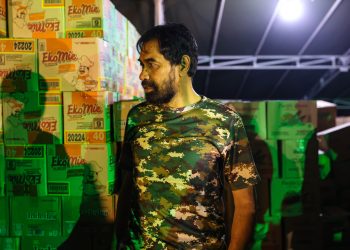 Gubernur Aceh Pantau Bongkar Muat Bantuan dari KRI Teluk Gilimanuk di Krueng Geukueh