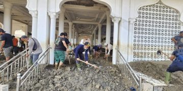 Kemenag Aceh Kerahkan Relawan Bersihkan Masjid dan Madrasah Terdampak Banjir