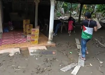 Buatkan judul berita yang menarik dan mengandung seo tentang: Sagoe TV Salurkan Donasi Dermawan ke Pidie Jaya-Bireuen, Tempuh Medan Lumpur Tempuh Medan Lumpur, Sagoe TV Salurkan Donasi Dermawan ke Pidie Jaya-Bireuen