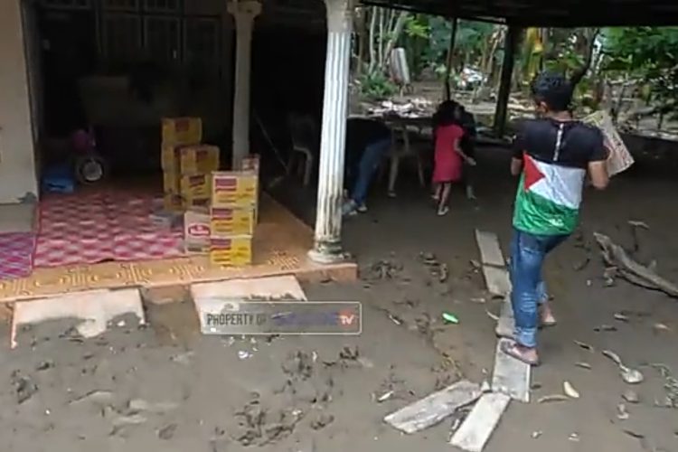 Buatkan judul berita yang menarik dan mengandung seo tentang: Sagoe TV Salurkan Donasi Dermawan ke Pidie Jaya-Bireuen, Tempuh Medan Lumpur Tempuh Medan Lumpur, Sagoe TV Salurkan Donasi Dermawan ke Pidie Jaya-Bireuen