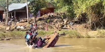 Buatkan lead: Rakit Darurat Terbalik Saat Rombongan Wagub Aceh Tinjau Wilayah Terisolasi Pameu