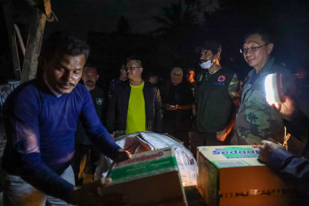 Banjir Aceh Tamiang Parah, Mualem Datang Tengah Malam Antar Bantuan