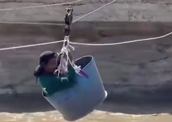 Video Penyeberangan Darurat Gunakan Drum di Jembatan Teupin Mane yang Terputus Akibat Banjir