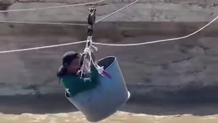 Video Penyeberangan Darurat Gunakan Drum di Jembatan Teupin Mane yang Terputus Akibat Banjir