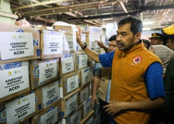 Aceh Terima Bantuan 700 Ton Lewat KRI Surabaya, Mualem Turun Langsung ke Pelabuhan