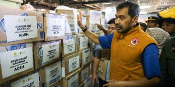 Aceh Terima Bantuan 700 Ton Lewat KRI Surabaya, Mualem Turun Langsung ke Pelabuhan