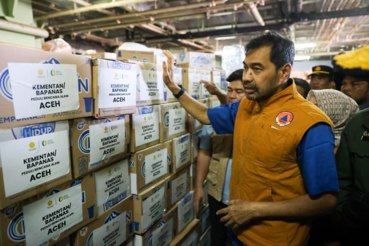 Aceh Terima Bantuan 700 Ton Lewat KRI Surabaya, Mualem Turun Langsung ke Pelabuhan