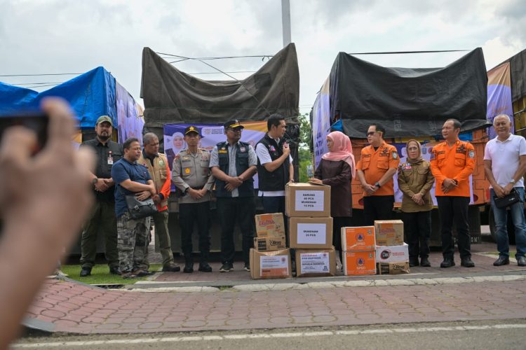 Gubernur Jatim Khofifah Serahkan Bantuan Rp 3,8 Miliar untuk Aceh, Tinjau Lokasi Bencana Hidrometeorologi