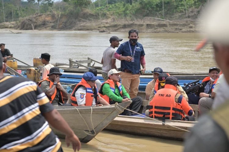 Tempuh Jalur Perahu dan Makan di Tenda Pengungsian, Mendagri Tito Temui Warga Terdampak Bencana Aceh