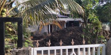 Rumah Ayah Melawan Banjir, Kini Menyerah pada Lumpur
