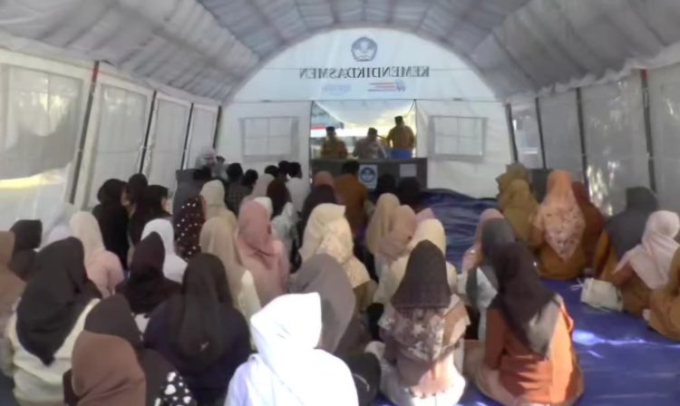 Sekolah Masih Berlumpur, Siswa SMAN 2 Pidie Jaya Belajar Dalam Tenda Darurat