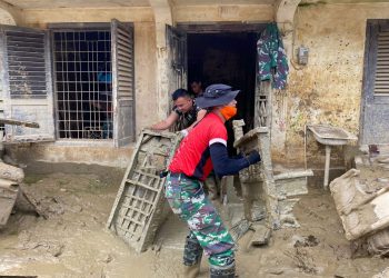 Prajurit Yonif 115 Bersihkan Lumpur Pascabanjir di Kantor MPD Aceh Tamiang