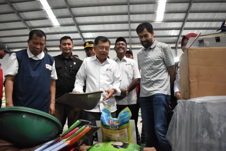 PMI Salurkan Bantuan Kemanusiaan ke Aceh, Diserahkan Langsung Jusuf Kalla kepada Mualem