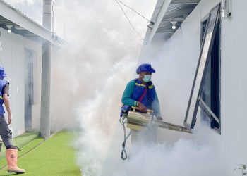 Relawan TCK Kemenkes Sterilkan Huntara Aceh Tamiang dari Nyamuk Aedes aegypti