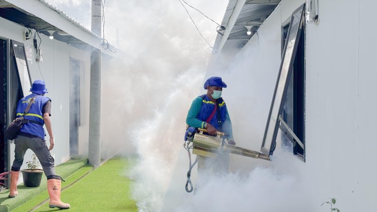 Relawan TCK Kemenkes Sterilkan Huntara Aceh Tamiang dari Nyamuk Aedes aegypti