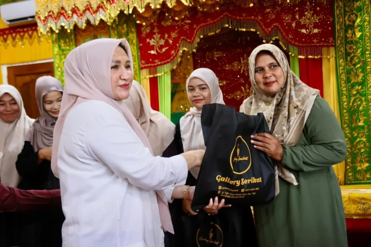 Kak Na Ajak Masyarakat Pererat Silaturahmi Jelang Idul Fitri, Santuni Mantan Inong Balee