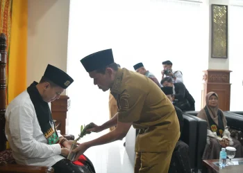 Juara AKSI 2026 Tgk Habibi Disambut Peusijuk oleh Wagub Aceh di Bandara SIM