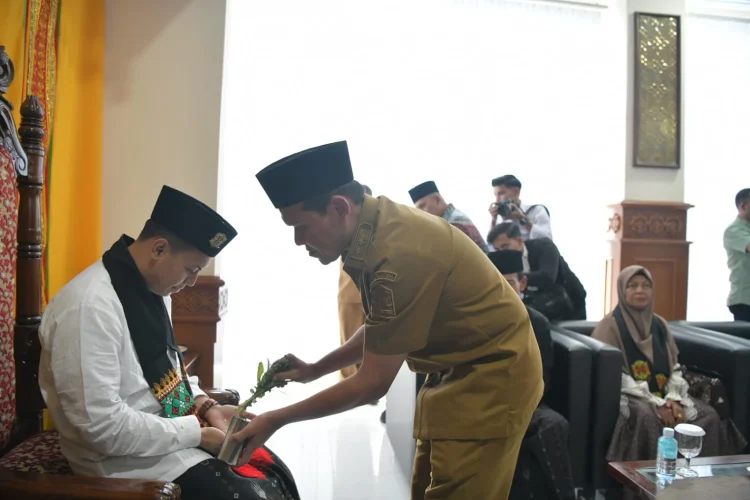 Juara AKSI 2026 Tgk Habibi Disambut Peusijuk oleh Wagub Aceh di Bandara SIM
